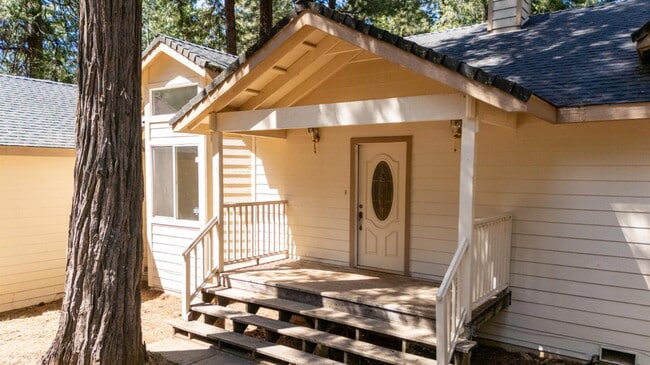 6885 Kings Row Dr in Grizzly Flats, CA - Foto de edificio - Building Photo