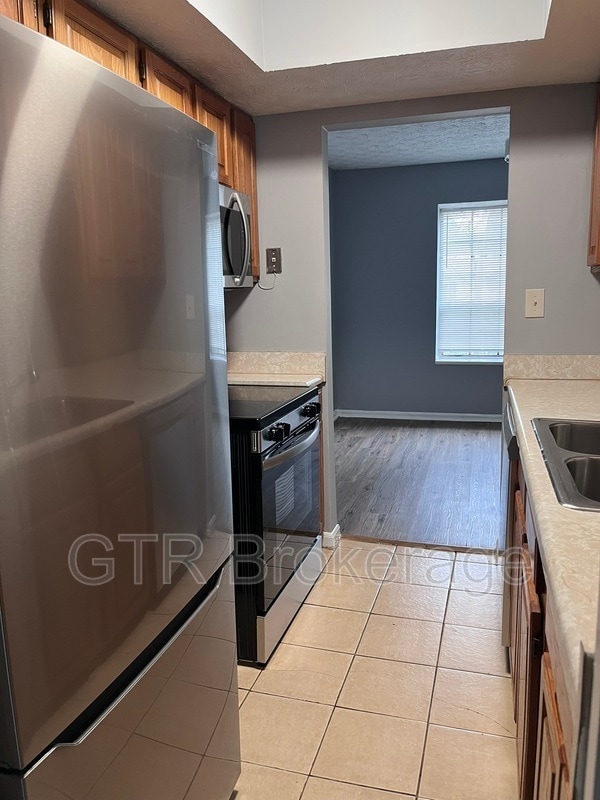 property at 2584 Stratford Ln