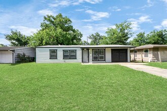 5738 Kenilwood Dr in Houston, TX - Building Photo - Building Photo