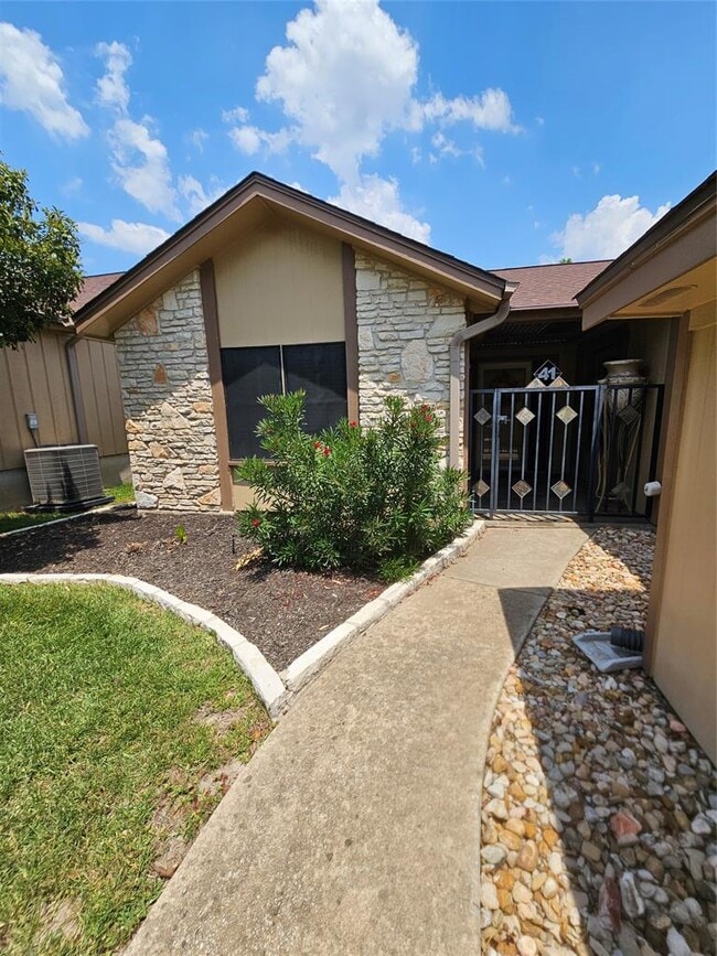 41 Oaks Pl in Lago Vista, TX - Building Photo - Building Photo