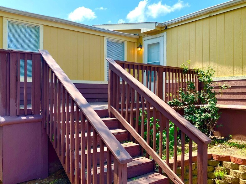 1328 Steen Rd in Kingsland, TX - Building Photo