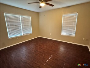 1407 Hummingbird Ln in Seguin, TX - Building Photo - Building Photo