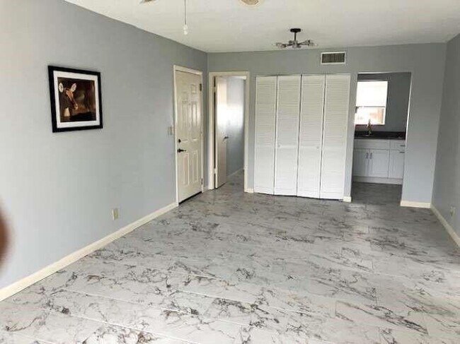 317 Lake Evelyn Dr in West Palm Beach, FL - Building Photo - Building Photo