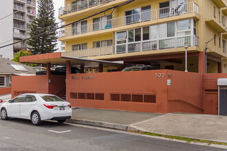 King Kalani Apartments in Honolulu, HI - Building Photo - Building Photo