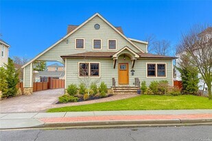 33 Smith St in Rockville Centre, NY - Building Photo