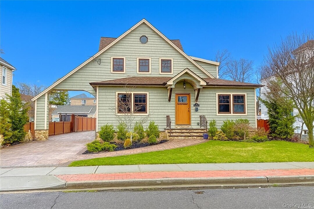 33 Smith St in Rockville Centre, NY - Building Photo