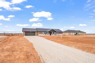 10705 N County Rd 2800 in Lubbock, TX - Foto de edificio - Building Photo