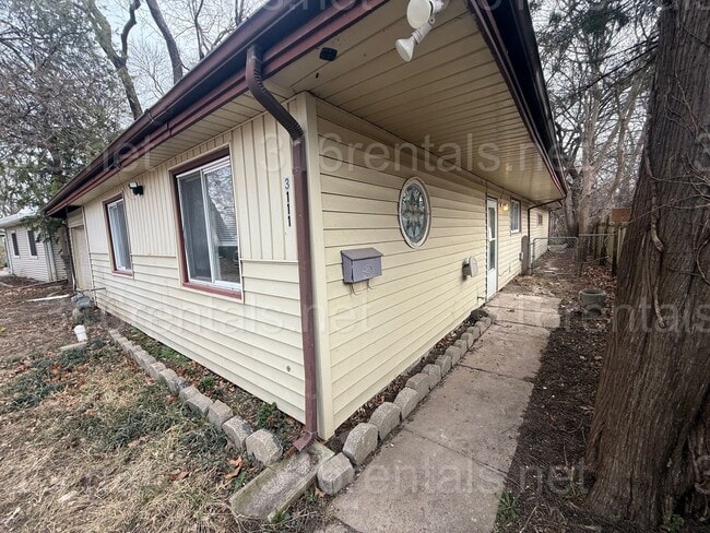 3111 E Glen Oaks Dr in Wichita, KS - Building Photo - Building Photo