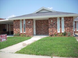 8505 Valor Dr in Chalmette, LA - Building Photo