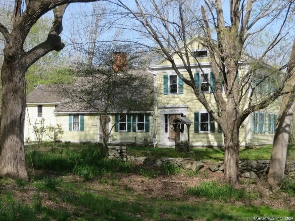 21 Page Rd in Pomfret, CT - Building Photo