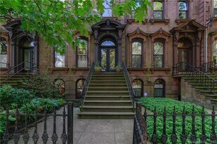 558 Chapel St in New Haven, CT - Building Photo