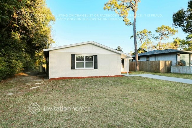 15740 Sea Pines Dr in Hudson, FL - Foto de edificio - Building Photo