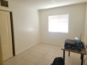 2655 NE 8th Ave, Unit 105 in Wilton Manors, FL - Building Photo - Building Photo