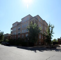 21 Shaftesbury Ave in Toronto, ON - Building Photo