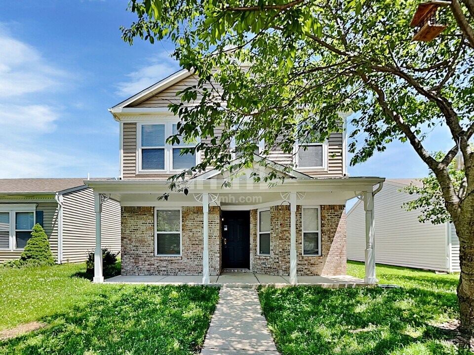 2317 Bridlewood Dr in Franklin, IN - Building Photo