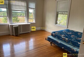 28 Manet Rd, Unit 1 in Chestnut Hill, MA - Foto de edificio - Building Photo
