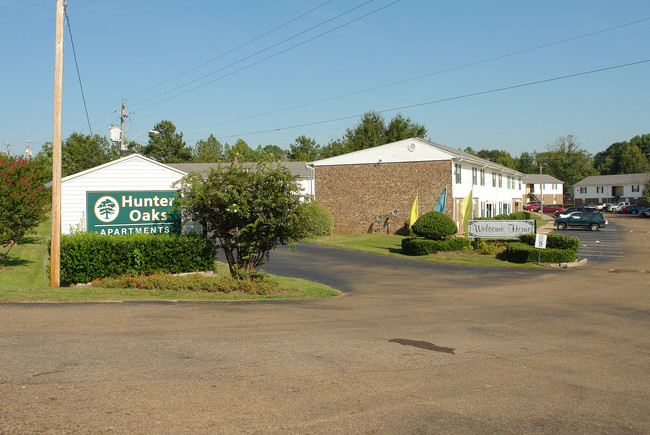 Hunter Oaks Apartments in Clinton, MS - Building Photo - Building Photo