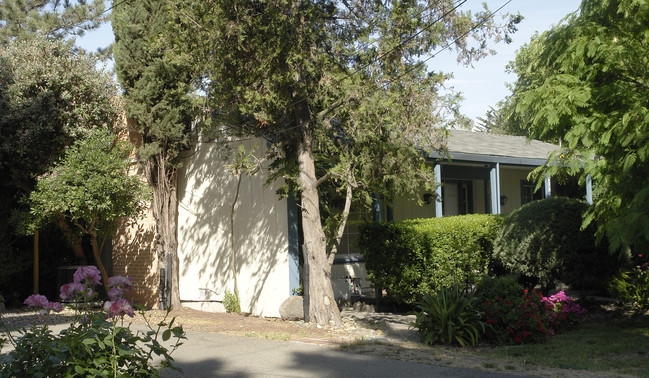 925-927 Mohr Ln in Concord, CA - Building Photo - Building Photo