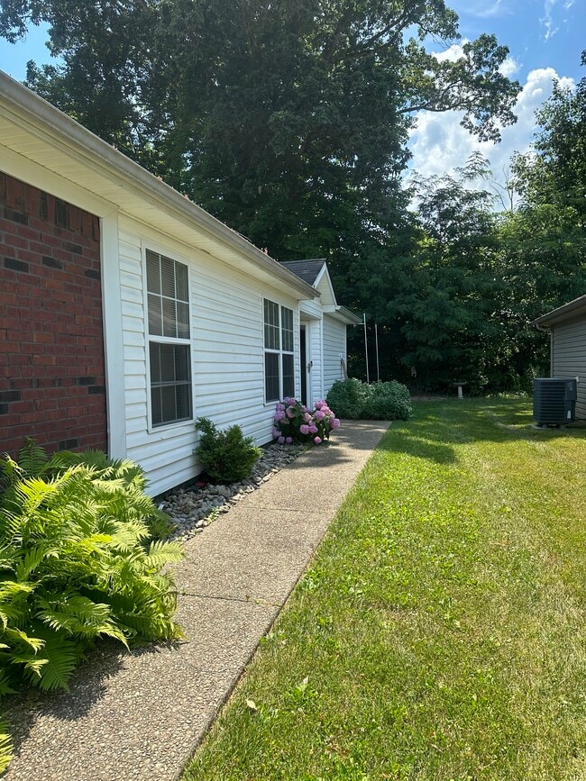 3019 Northern Falcon Ridge Dr in Jeffersonville, IN - Foto de edificio - Building Photo