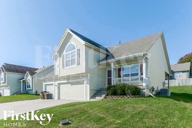 522 Johnston Pkwy in Raymore, MO - Foto de edificio - Building Photo