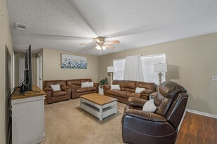 784 E Fairbairn Dr in Deltona, FL - Building Photo