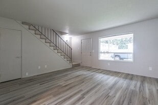 Williamsburg Townhomes in Milwaukie, OR - Building Photo