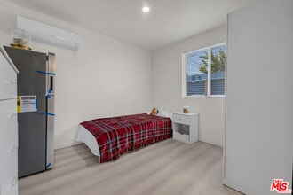 7705 Baird Ave in Los Angeles, CA - Building Photo - Building Photo