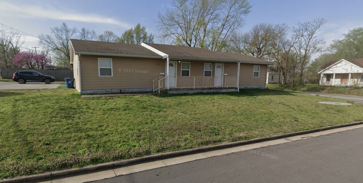1704 E 5th St, Unit 1704 in Joplin, MO - Foto de edificio
