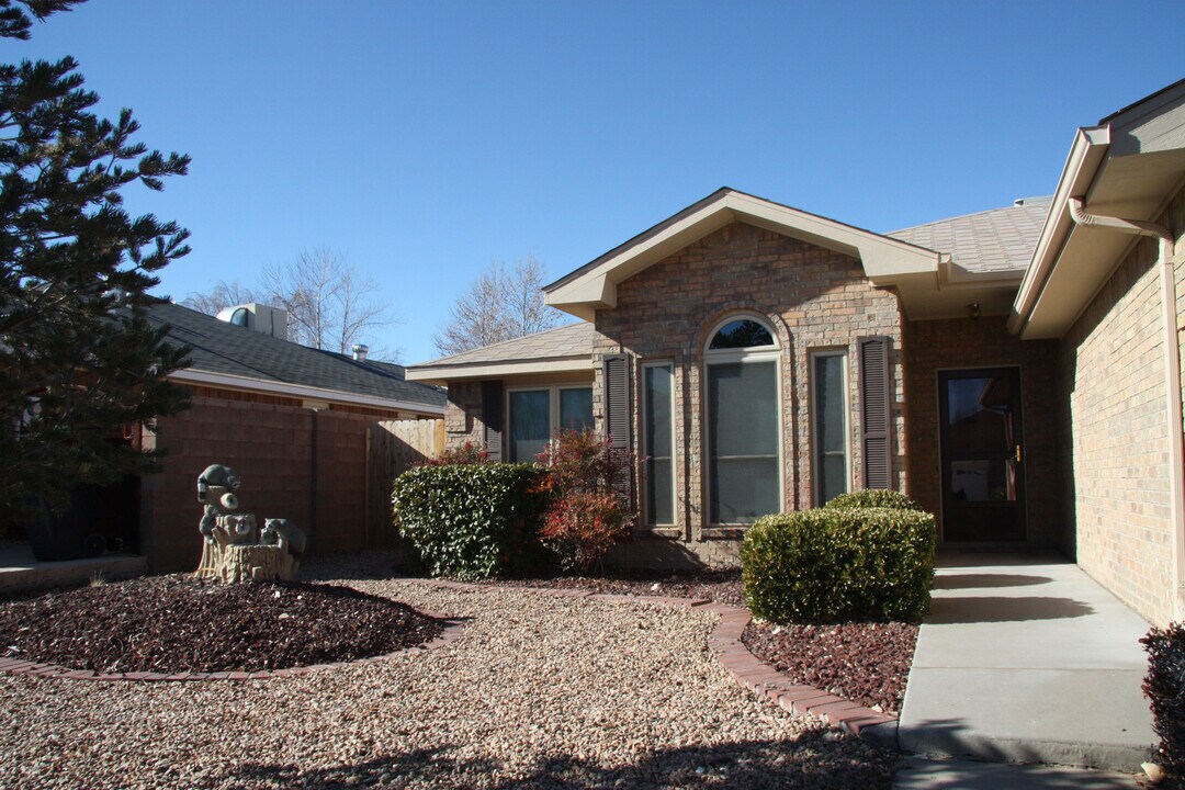 7433 Primrose Dr NW in Albuquerque, NM - Building Photo