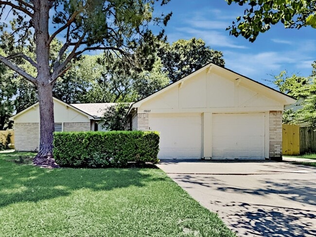 19607 Horseshoe Lake Ln