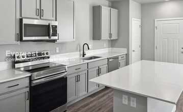 235 Molinar St in Johnstown, CO - Foto de edificio - Building Photo