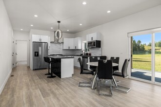 15 Sandy Hl Ter in Columbia Falls, MT - Foto de edificio - Building Photo