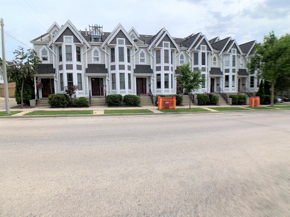 1619 E Park Plz in Milwaukee, WI - Building Photo