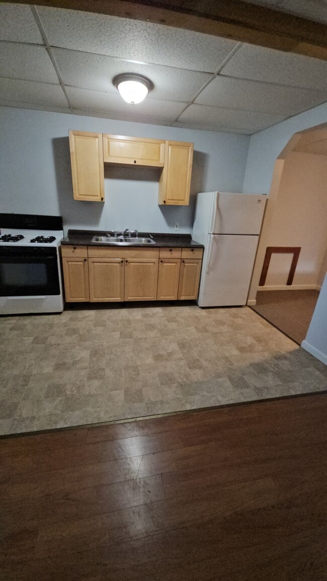 49 Center Dr, Unit Apt 4