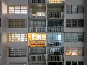 18081 Biscayne Blvd in Aventura, FL - Building Photo - Building Photo