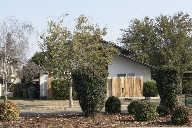 3310 R St in Merced, CA - Foto de edificio - Building Photo