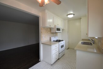 11054 Otsego St, Unit 05 in Los Angeles, CA - Building Photo - Building Photo