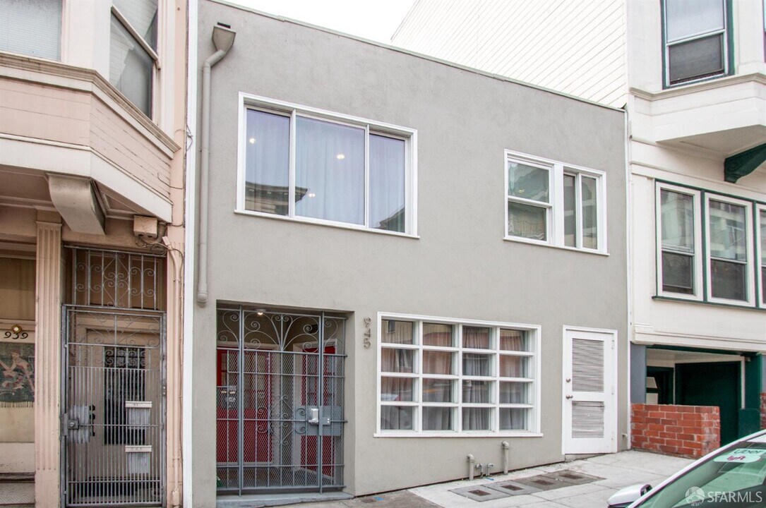 945 Pacific Ave in San Francisco, CA - Building Photo