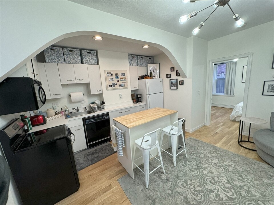 54 Myrtle St, Unit 4 in Boston, MA - Building Photo