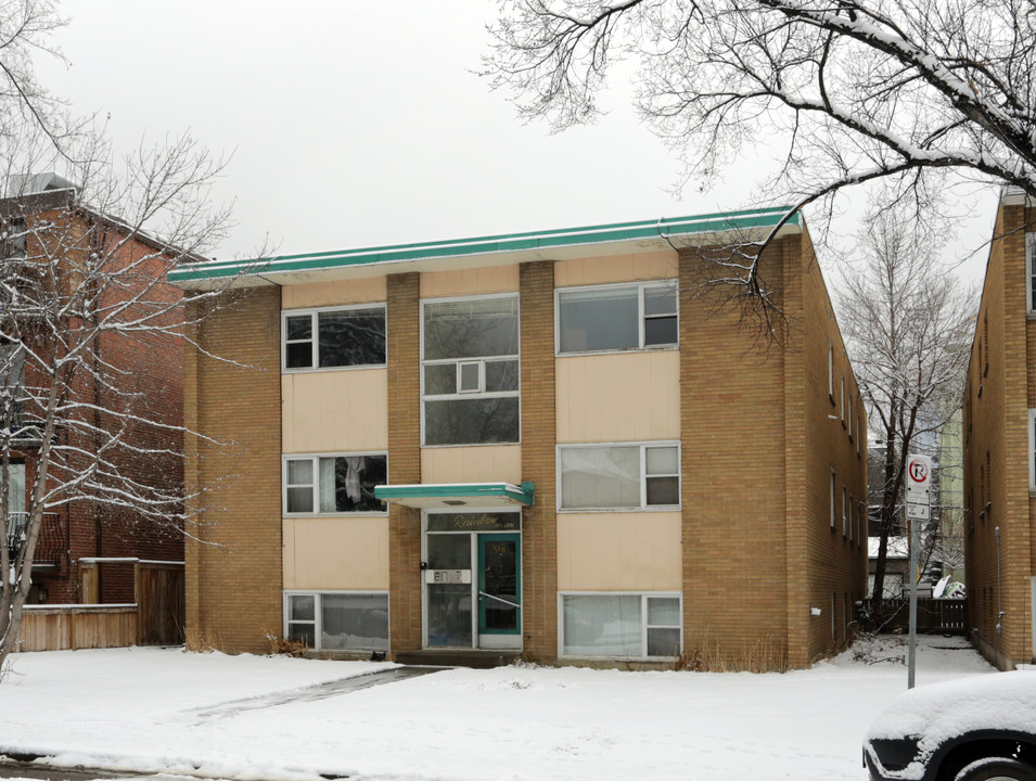 Rainbow Manor in Calgary, AB - Building Photo