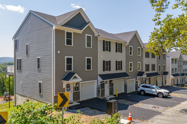 Laurel Hills Townhomes in Easton, PA - Building Photo - Building Photo