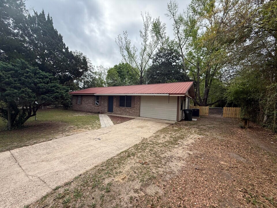 228 Sidney Ave in Defuniak Springs, FL - Building Photo