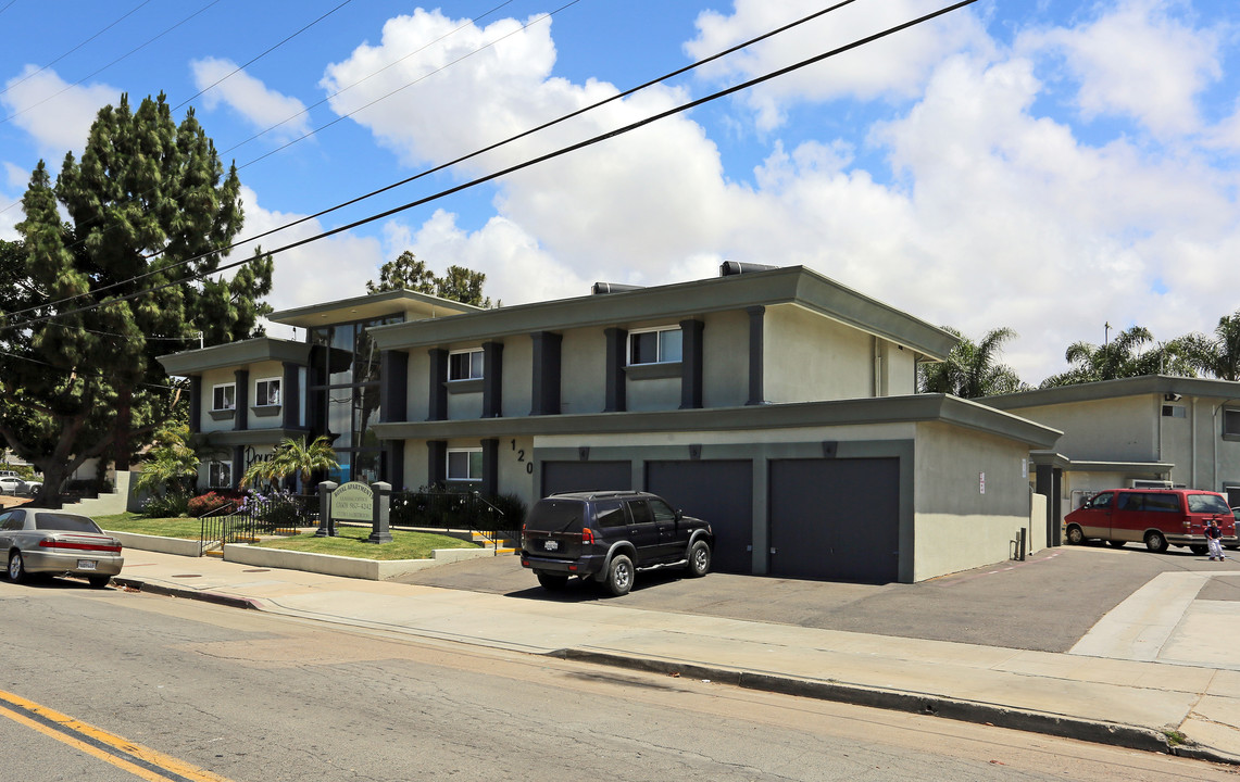 Royal Apartments in Oceanside, CA - Building Photo