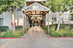 661 Bering Dr, Unit 207 in Houston, TX - Building Photo