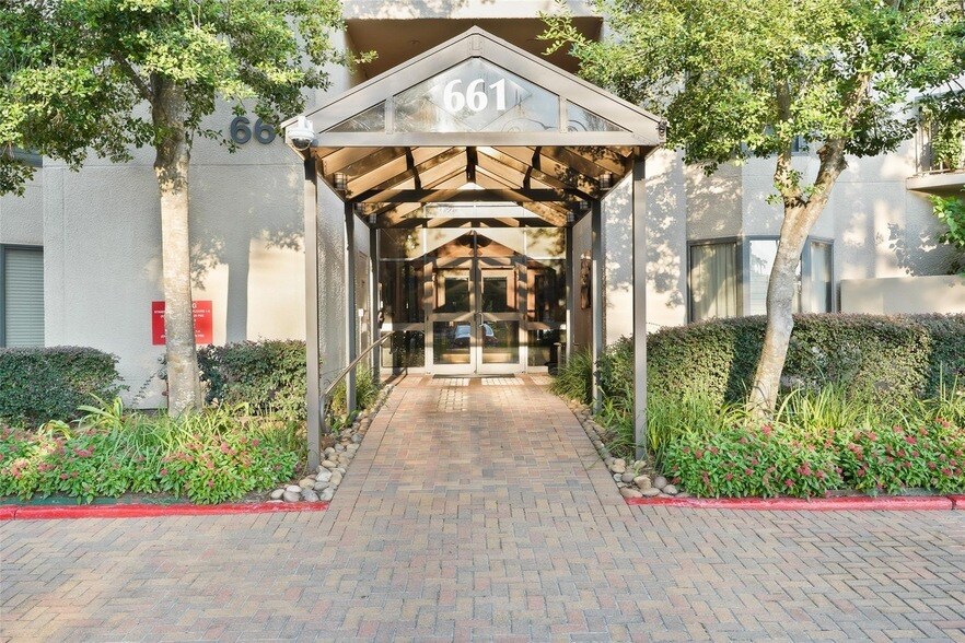 661 Bering Dr, Unit 207 in Houston, TX - Foto de edificio