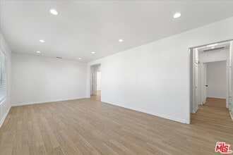 17226 Vanowen St in Los Angeles, CA - Building Photo - Building Photo