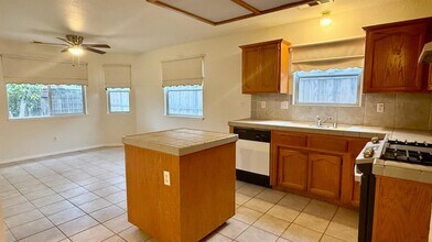 945 Don Medico Dr in Hanford, CA - Building Photo - Building Photo