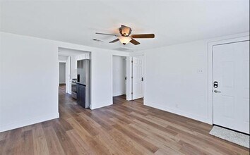 530 SE 2nd St in Grand Prairie, TX - Building Photo - Building Photo