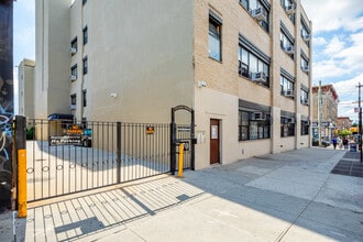 70 Wyckoff Ave in Brooklyn, NY - Foto de edificio - Building Photo