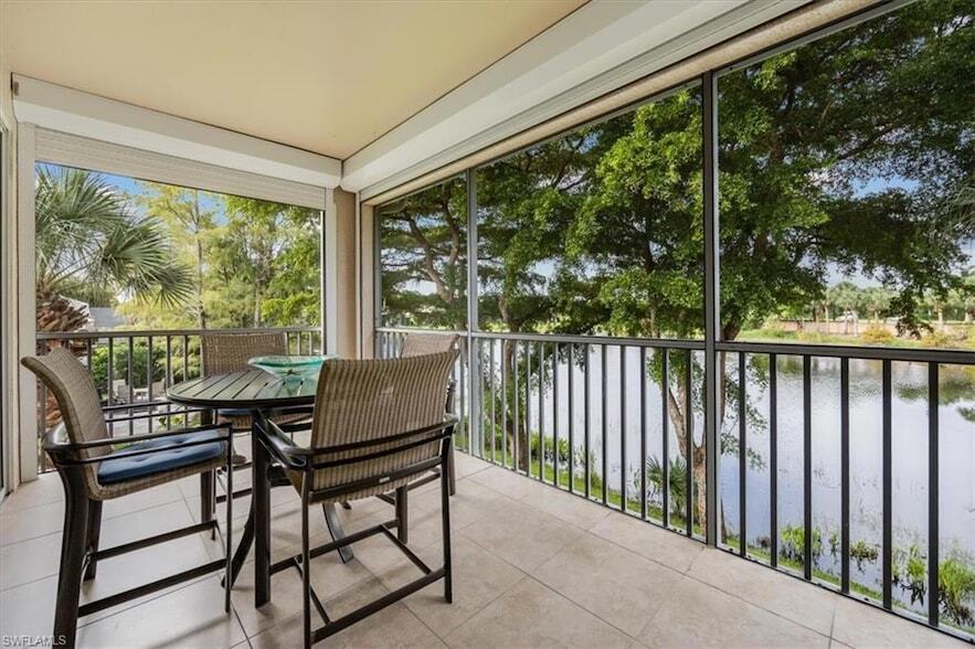 7092 Timberland Cir, Unit 201 in Naples, FL - Building Photo